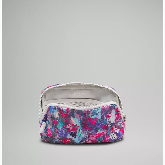 54 - Sold out instore🍋NWT- Everywhere Belt Bag 1L- flower glide multi - Picture 2 of 7